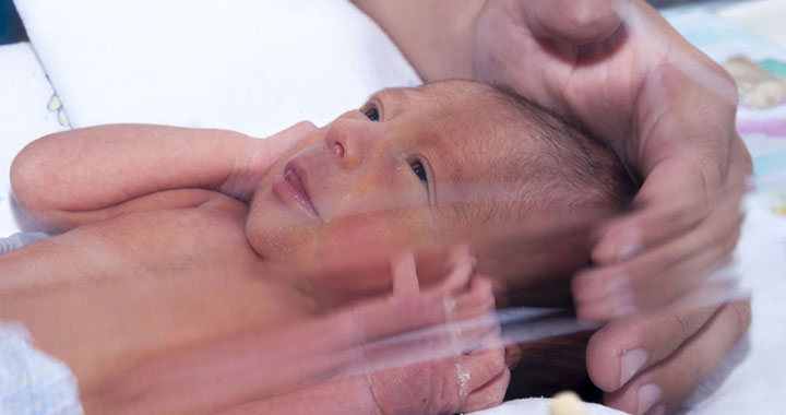 Inspiráló történet: öleléssel segíti a koraszülött babákat az önkéntes nagypapa