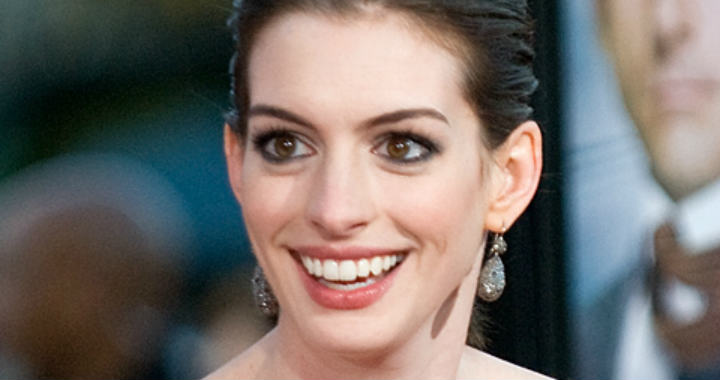 Anne Hathaway szerint nem ciki a túlsúly