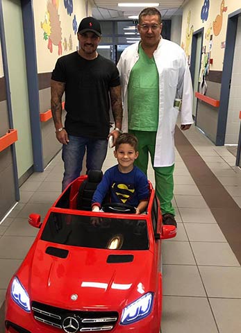 Elektromos autóval mennek a szívműtétre a gyerekek