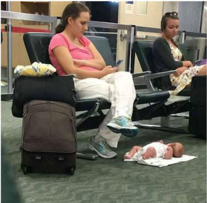 Az anya megmagyarázta, hogy miért feküdt a babája a földön a váróban